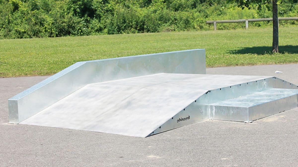 Modules et équipement pour skatepark : glisse, rampes.