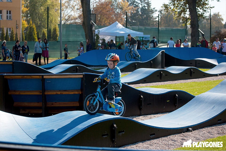 Enfant en vélo sur une pumptrack modulaire